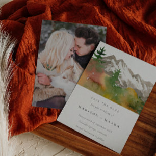 Foto von Wasserfarben-Bergen und Kiefern im Herbst Save The Date