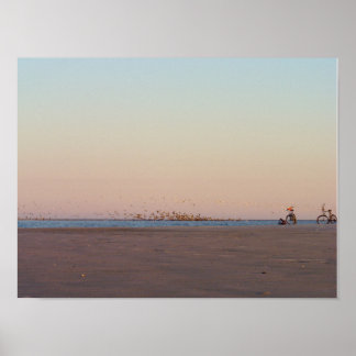 Foto von zwei Fahrrädern am Strand. Poster