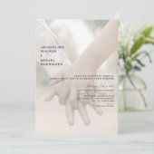 Foto Wedding Hands Moderne Einladung (Stehend Vorderseite)