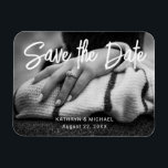 Foto Wedding Save the Date Minimal Stilvolle Moder Magnet<br><div class="desc">Foto Hochzeit Speichern Sie das Datum Minimal Stilvolle moderne Magnet Vorlage. Einfach mit Ihrer eigenen Verlobung Foto,  Namen und Datum Ihrer Hochzeit anpassen.</div>