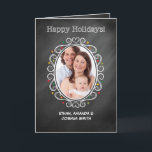 Foto Weihnachtskhalkboard Look Oval Karte<br><div class="desc">Dieses niedliche Foto-Ränder auf einem Chalkboard-Look ist ideal,  um Ihre Foto- und Familiennamen-Informationen hinzuzufügen. Die Innenseite der Karte gibt Raum für die Urlaubsnachricht und Ihre Unterschrift.</div>