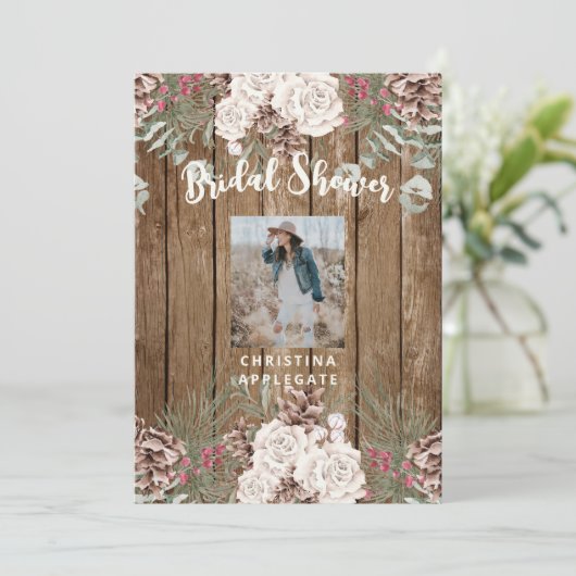 Foto Winter Pine Cone Rustikales Brautparty Einladung (Stehend Vorderseite)