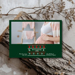 Foto Wir erwarten Schwangerschaftsankündigung Feiertagskarte<br><div class="desc">Teilen Sie Ihre Freude mit einer Touch festlichen Charmes mit unserer Foto Christmas Pregnancy Announcement. Diese reizvolle Karte verfügt über ein persönliches Foto, schön gerahmt, um Ihre wachsende Familie zu präsentieren. Das Design umfasst festliche Elemente wie Weihnachtsbäume, Schneeflocken oder Urlaubserlebnisse sowie eine herzliche Botschaft, die Ihre spannenden Neuigkeiten enthüllt. Diese...</div>