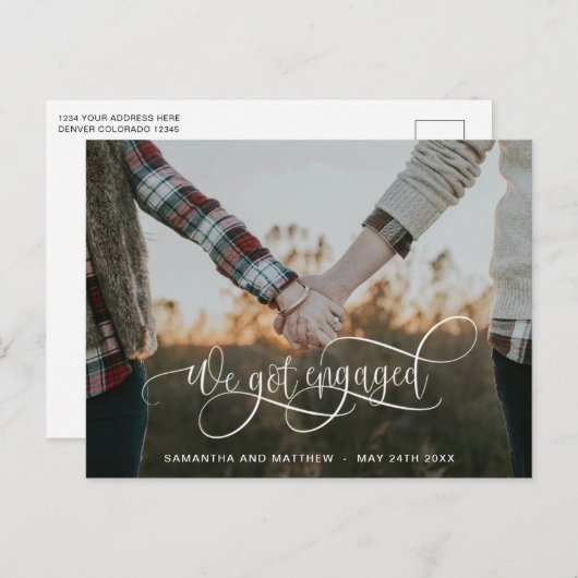 Foto, wir Got Verlobte weiße kalligraphische Verlo Ankündigungspostkarte (Vorne/Hinten)