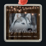 Foto Wood and Light Pet's First Christmas Ornament Aus Metall<br><div class="desc">Foto Wood and Lights Pet's First Christmas Metal Ornament - Unser rustikaler Holzschmuck zeigt das Foto Ihres Haustieres, mit funkelnden Streichellichtern, die über dem Kopf hängen und dem Wort "Mein erstes Weihnachten" in hübscher Schrift. Der gesamte Text ist vollständig editierbar. Was für ein wunderbarer, besonderer Schmuck für Ihren Weihnachtsbaum. Auch...</div>