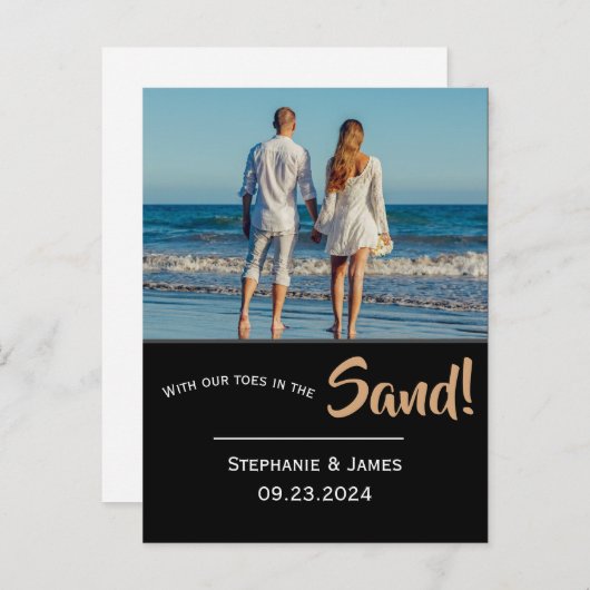 Foto Zehen im Sand Beach Script Save the Date Ankündigungspostkarte (Vorne/Hinten)