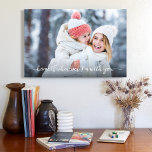 Foto Zuhause ist, wo immer ich bei Ihnen bin, um K Leinwanddruck<br><div class="desc">"Zuhause ist, wo immer ich bei dir bin." Bewundern Sie Ihre Lieben mit diesem einfachen, modernen und stilvollen Foto Leinwand Wandkunst mit einem süßen, weißen handgeschriebenen Schriftzeichen-Zitat, das über dem gepflegten Foto Ihrer Wahl liegt. Ein tolles Geschenk für Ihre eigene Zuhause oder für Ihre Verwandten. Ersetzen Sie dieses Foto einfach...</div>