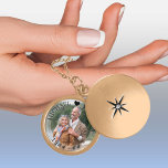 Foto zum Hochzeitstag und Jahr Medaillon<br><div class="desc">Eleganter Foto-Platz für Ihren Hochzeitstag - perfekt für Ihren goldenen Hochzeitstag oder, Sie können den Text zu jedem Anlass bearbeiten Anzug. Die Vorlage ist für Sie zum Hinzufügen eines eigenen Fotos Set, das mit einem halbtransparenten Überlagerungsrahmen für den Text angezeigt wird. Der Beispieltext lautet "[name] in [name]" in eleganter Großschreibung...</div>
