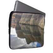 Foto zur Wasserspiegelung Watson Lake Stricks Laptopschutzhülle (Vorne Rechts)