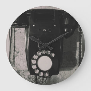 Fotodruck eines antiken Drehwählers. Große Wanduhr