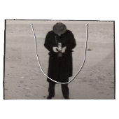 Fotograf der 40er Jahre am Strand Große Geschenktüte (Rückseite)