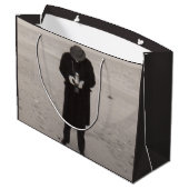 Fotograf der 40er Jahre am Strand Große Geschenktüte (Rückseite Schrägansicht)