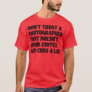 Fotograf, der Kaffee trinkt, treibt viel T-Shirt