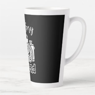 Fotograf genießt jede Sekunde Milchtasse