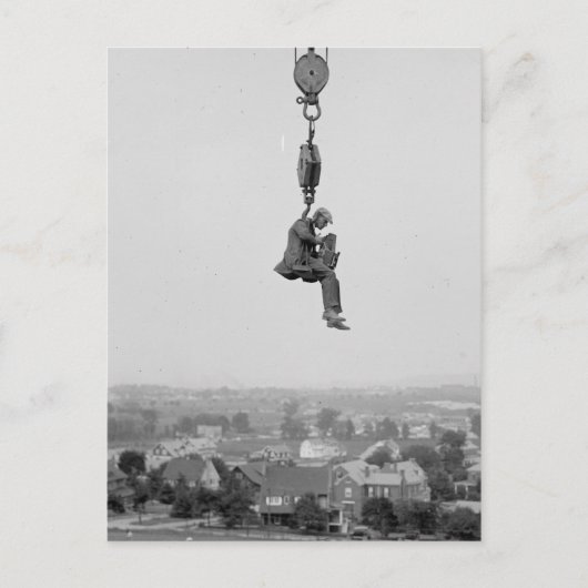 Fotograf mit Kamera vom Haken suspendiert Postkarte (Vorderseite)