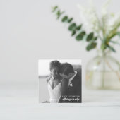 Fotograf Moderne Script Fotografie QR Code Quadratische Visitenkarte (Stehend Vorderseite)