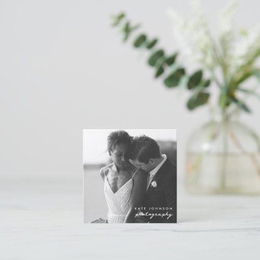 Fotograf Moderne Script Fotografie QR Code Quadratische Visitenkarte (Stehend Vorderseite)