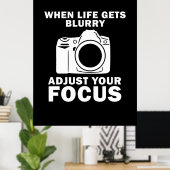 Fotograf passt Ihren Fokus an Poster (Heimbüro)
