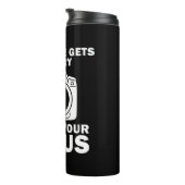 Fotograf passt Ihren Fokus an Thermosbecher (Nach rechts gedreht)