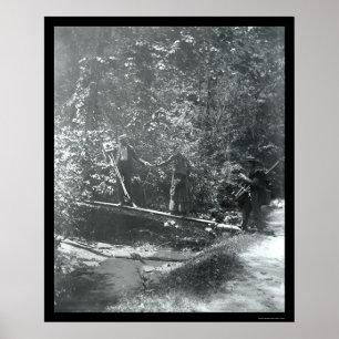 Fotografen, die eine Frau über die Brücke 1890 unt Poster