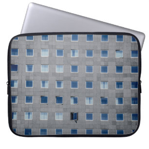 Fotografie aus grauem Gebäude Laptopschutzhülle