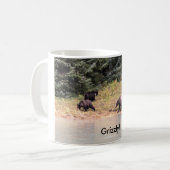 Fotografie der Grizzly Mother, 2 Cubs, River, AK Kaffeetasse (Vorderseite Links)