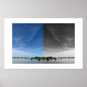 Fotografie der Spiegelung des Himmels im Wasser Poster