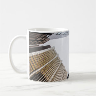 FOTOGRAFIE MIT NIEDRIGEM WINKEL VON HOCHRANGIGEN G KAFFEETASSE