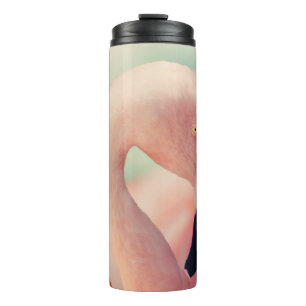 Fotografie mit schwachem Fokus von rosa Flamingo Thermosbecher