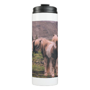 FOTOGRAFIE VON PFERDEN MIT GERINGER SCHÄRFENTIEFE THERMOSBECHER