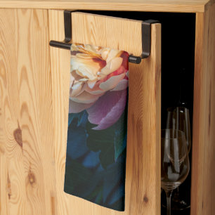 Fotografie von Pfirsichpfirsichen, Weichblumen und Geschirrtuch