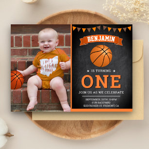 Fotografieren Sie Ihre Chalkboard-Basketball-erstg Einladung
