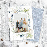 Fotokarte für Frostige Winter Foliage Feiertagskarte<br><div class="desc">Diese elegante und klassische Urlaubskarte bietet Ihnen Ihr Foto gerahmt von wunderschönen Aquarellfarben-Blätter, Beeren und anderen Grünpflanzen. Der Gruß auf der Vorderseite sagt "HAPPIEST HOLIDAYS" in einem klassischen Serif-Schriftart. Auf der Rückseite der Karte befindet sich ein einfacher, grün-weißer diagonaler Streifen, der auf Wunsch entfernt werden kann. Sie können auch ein...</div>