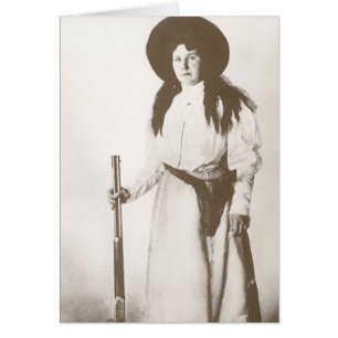 Fotoporträt einer Cowgirl mit Gewehr, um 1910