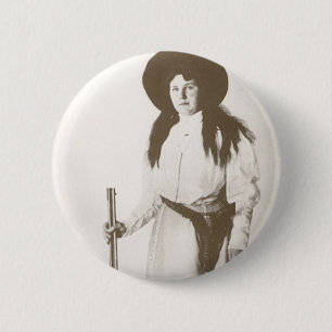 Fotoporträt einer Cowgirl mit Gewehr, um 1910 Button