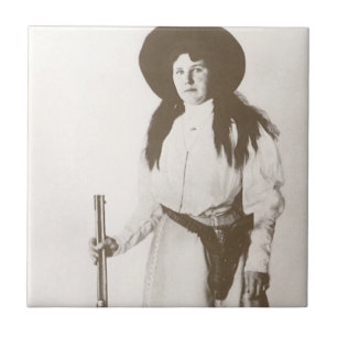 Fotoporträt einer Cowgirl mit Gewehr, um 1910 Fliese