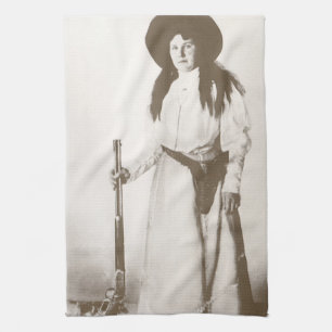 Fotoporträt einer Cowgirl mit Gewehr, um 1910 Geschirrtuch