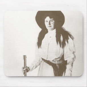 Fotoporträt einer Cowgirl mit Gewehr, um 1910 Mousepad