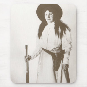 Fotoporträt einer Cowgirl mit Gewehr, um 1910 Mousepad