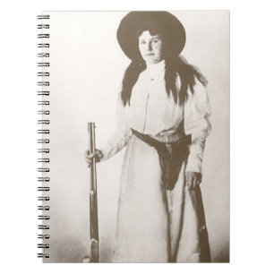 Fotoporträt einer Cowgirl mit Gewehr, um 1910 Notizblock