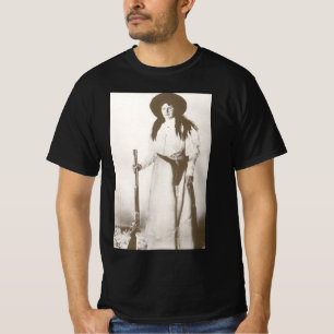 Fotoporträt einer Cowgirl mit Gewehr, um 1910 T-Shirt