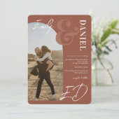 Fotos fett Namen Skript Bogen Terracotta Hochzeit Einladung (Stehend Vorderseite)