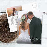 Fotos mit handgeschriebenen Schriftzeichen Hochzei Postkarte<br><div class="desc">Elegante und einfache Hochzeit danke Ihnen Vorlage Postkarte mit handgeschriebenen Typografie-Skript-Text mit einem Herz zwischen den Worten. Fügen Sie Ihr Lieblings-Foto voll bluten vorne und ein anderes Foto auf der Rückseite mit der Standardmeldung auf der Rückseite,  die editierbar ist.</div>