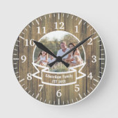 Fotovorlage der Familie Rustikales Holz Runde Wanduhr (Vorderseite)