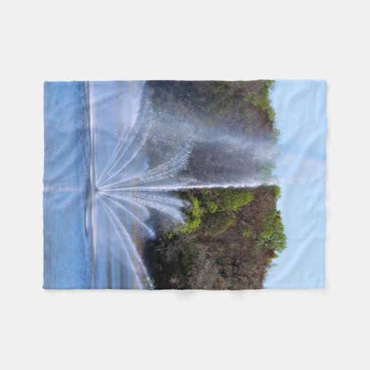 Fountain On A Pond Fleecedecke (Vorderseite (Horizontal))