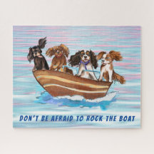 Four Cavalier King Charles Spaniels auf einem Boot