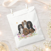 Four Cavalier King Charles Spaniels in Blume Geschenktütchen (Ausgeschnitten)