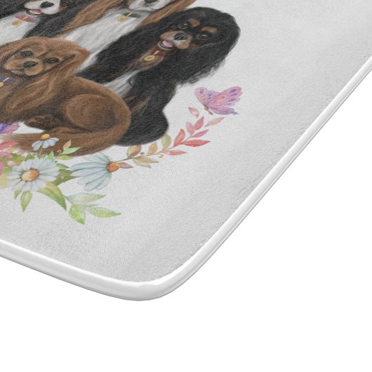 Four Cavalier King Charles Spaniels in Blume   Schneidebrett (Ecke)