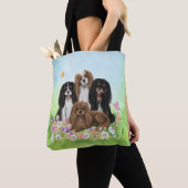 Four Cavalier King Charles Spaniels in Blume   Tasche (Von Nahem)