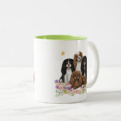 Four Cavalier King Charles Spaniels in Blume  Zweifarbige Tasse (VorderseiteRechts)